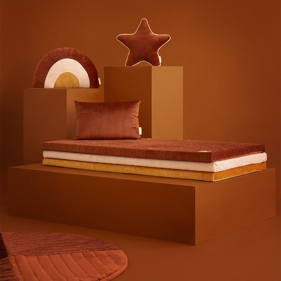 titin_nobodinoz_igralna podloga_blazina za tla_blazina za igranje_kilimanjaro_playmat_wild brown__velvet_umazano rjava_zamet (1)_edited