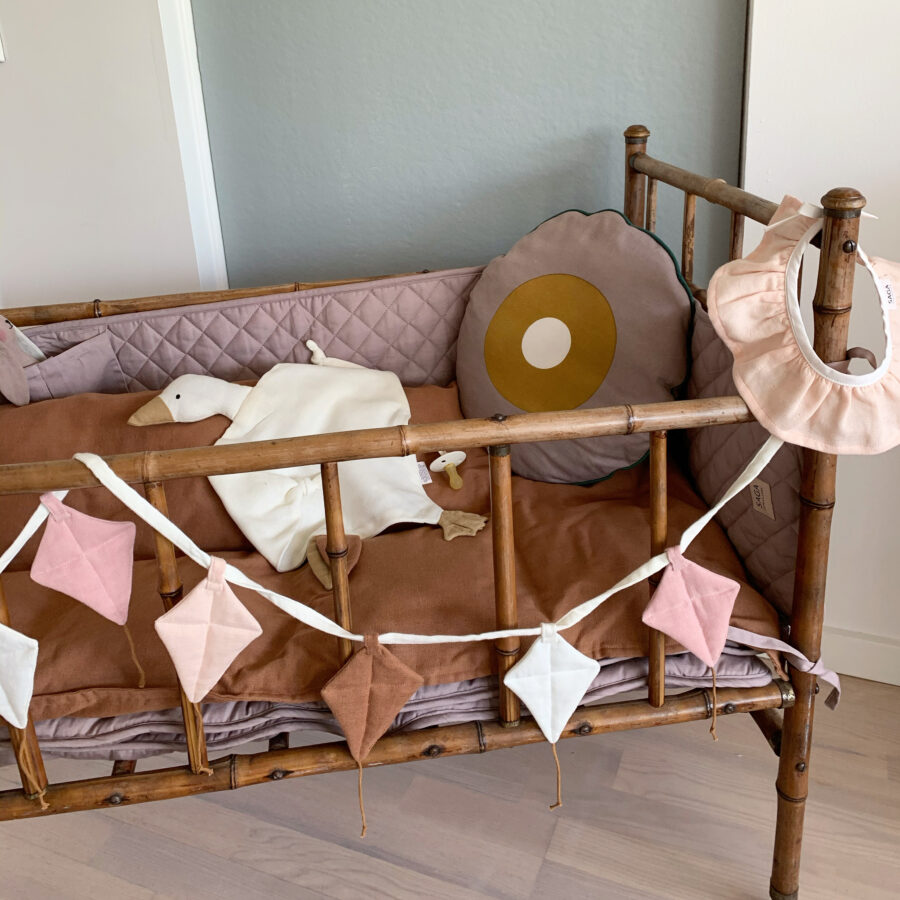 titin_saga copenhagen_dekorativna veriga_garland_okrasitev sobice_okrasitev otroske sobe_dreki_kite_mix blush_roza (1)