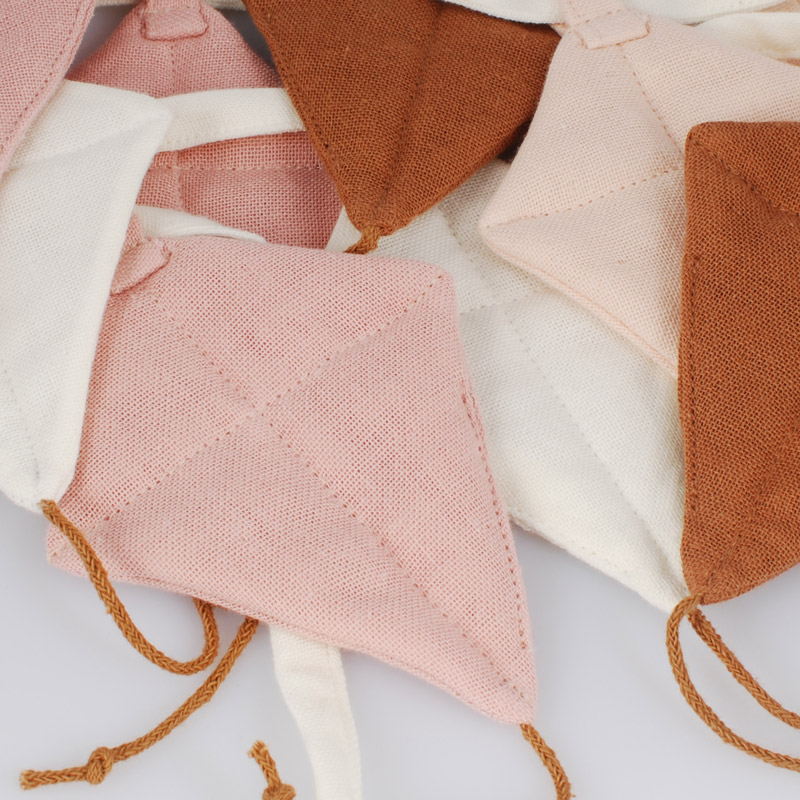 titin_saga copenhagen_dekorativna veriga_garland_okrasitev sobice_okrasitev otroske sobe_dreki_kite_mix blush_roza (2)